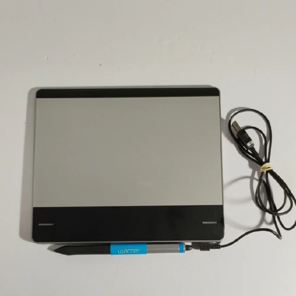 Intuos Wacom Black Digital Drawing Tablet with Stylet & Multi-Touch